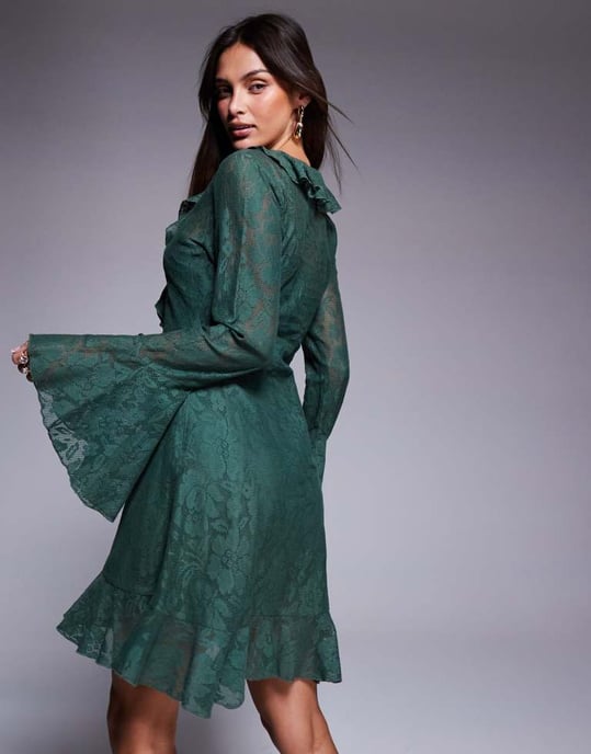 ASOS DESIGN virkat spets långärmad volang mini-klänning med hög-låg fåll i mörkgrön - Image 3