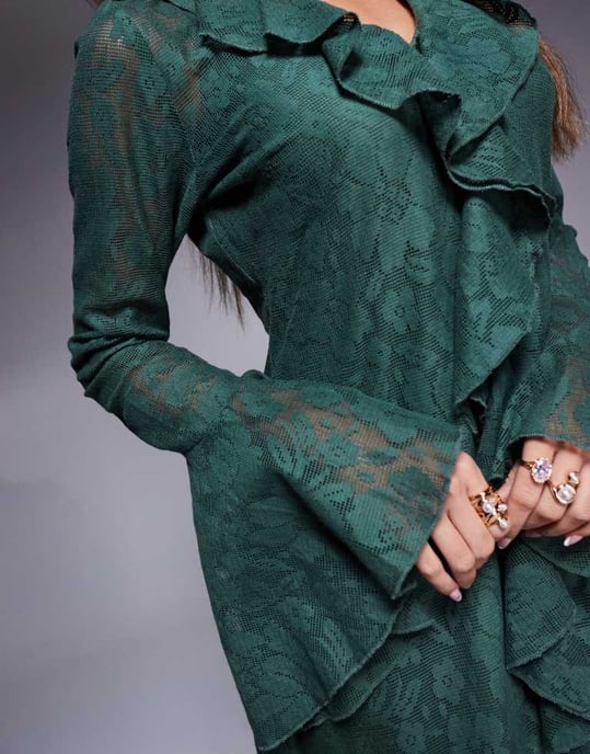 ASOS DESIGN virkat spets långärmad volang mini-klänning med hög-låg fåll i mörkgrön - Image 4