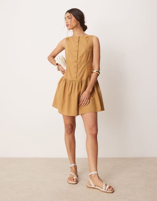 ASOS DESIGN snittad hals knapp-down nedsläppt midja mini klänning i brun - Image 1