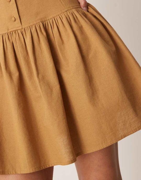 ASOS DESIGN snittad hals knapp-down nedsläppt midja mini klänning i brun - Image 4