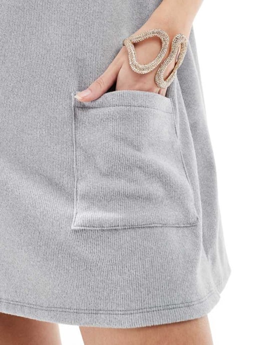 ASOS DESIGN ribbad slouchy T-shirt mini-klänning med fickor i grått - Image 3