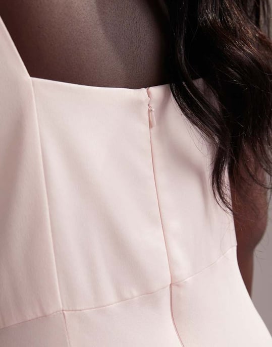 ASOS DESIGN Curve Brudtärna satin fyrkantig halsringning maxiklänning i mjuk rosa - Image 3
