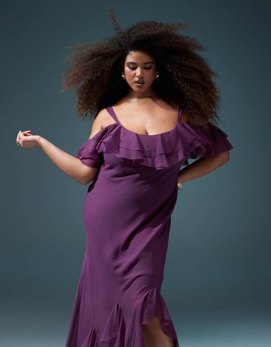 ASOS DESIGN Curve volang off shoulder maxi klänning med asymmetriska godeter i aubergine - Image 3