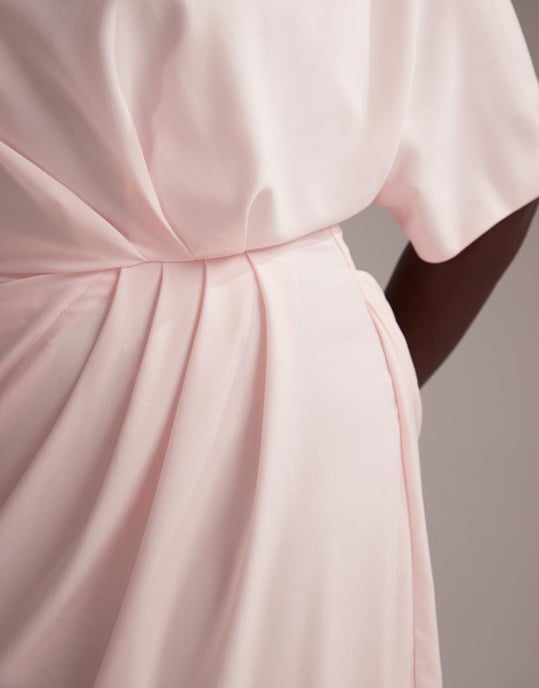 ASOS DESIGN Curve brudtärneklänning med sned halsringning i crepe och minimal drapering, maxiklänning i mjuk rosa - Image 2