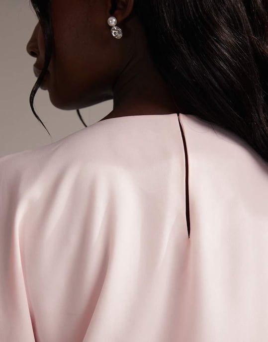 ASOS DESIGN Curve brudtärneklänning med sned halsringning i crepe och minimal drapering, maxiklänning i mjuk rosa - Image 4