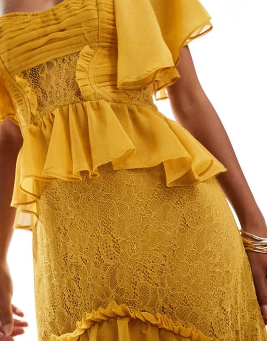 ASOS DESIGN klänning midi med fladdrande ärmar och lager med spetsinslag i senapsgul - Image 3