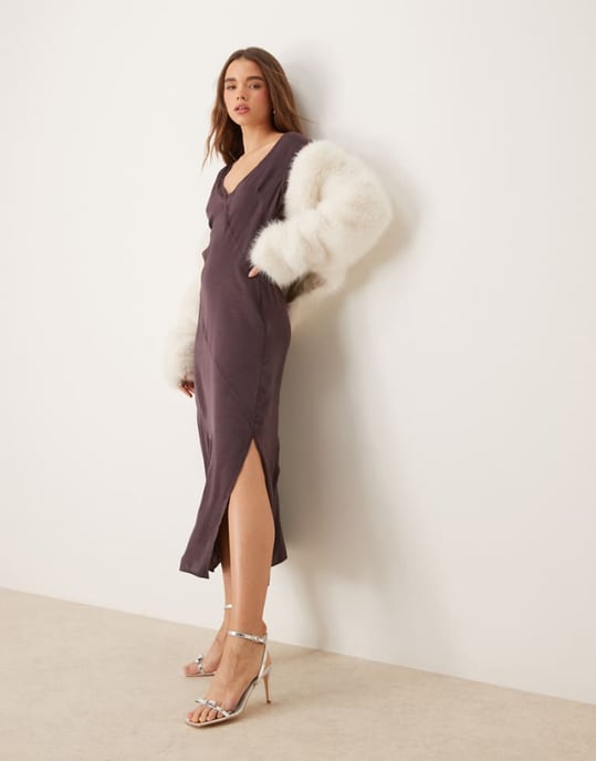 ASOS DESIGN v-ringad satinklänning midi med rå sömnad i mauve - Image 1