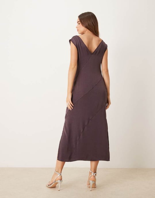 ASOS DESIGN v-ringad satinklänning midi med rå sömnad i mauve - Image 3