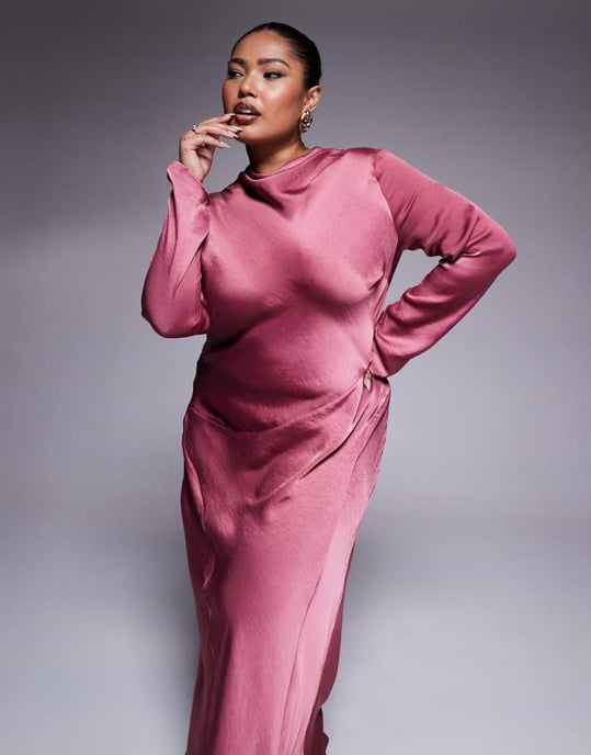 ASOS DESIGN Curve hög hals sömdetalj satin maxi-klänning i dämpad rosé - Image 2
