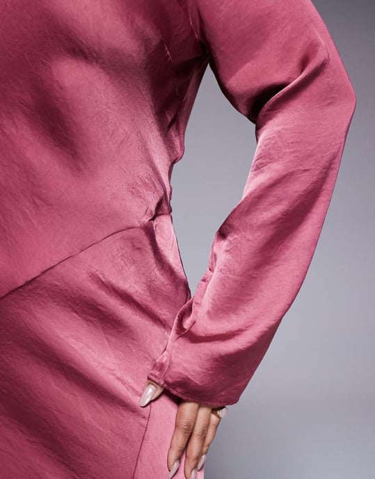 ASOS DESIGN Curve hög hals sömdetalj satin maxi-klänning i dämpad rosé - Image 4