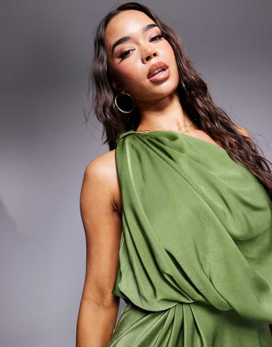 ASOS DESIGN enaxlad blusliknande satinklänning i grön - Image 2