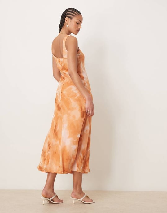 ASOS DESIGN Hög chiffongklänning med djup uringning i midilängd i orange tie dye-mönster - Image 3