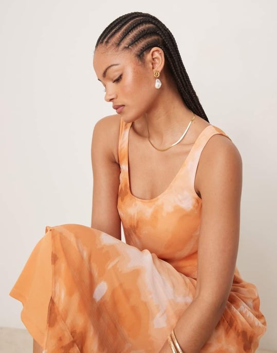 ASOS DESIGN Hög chiffongklänning med djup uringning i midilängd i orange tie dye-mönster - Image 4