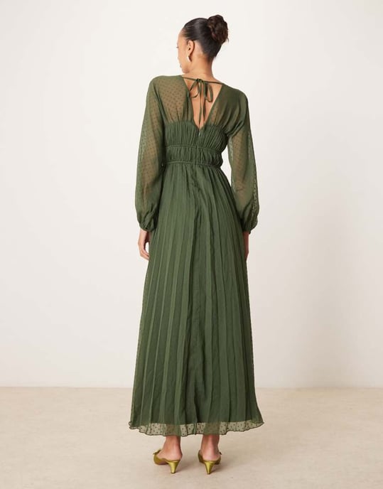 ASOS DESIGN djup urringad långärmad plisserad midaxi-klänning i khaki - Image 2