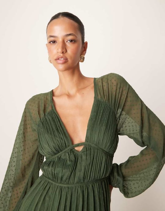 ASOS DESIGN djup urringad långärmad plisserad midaxi-klänning i khaki - Image 3