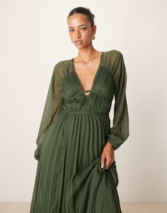 ASOS DESIGN djup urringad långärmad plisserad midaxi-klänning i khaki - Image 4