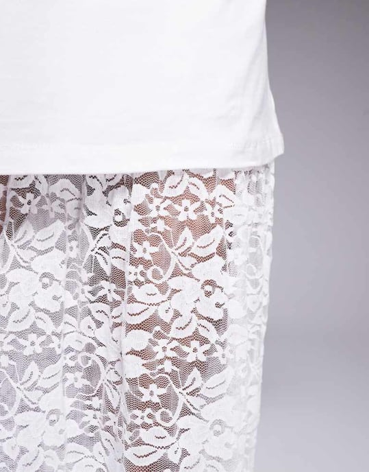 ASOS DESIGN 2 i 1 t-shirt midiklänning med lager av spettskjorta i vitt - Image 3