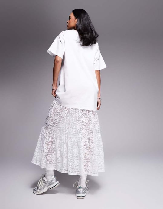 ASOS DESIGN 2 i 1 t-shirt midiklänning med lager av spettskjorta i vitt - Image 4