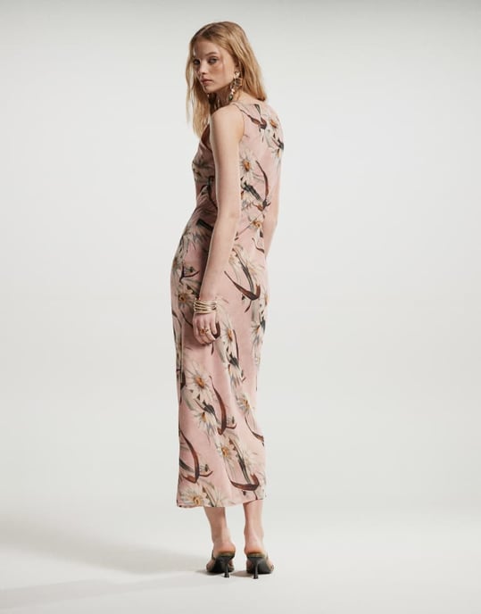 ASOS DESIGN chiffong klänning med snedskärning i midaxi-längd i rosa prästkragestipprint - Image 2