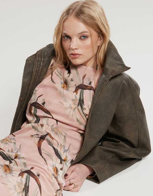ASOS DESIGN chiffong klänning med snedskärning i midaxi-längd i rosa prästkragestipprint - Image 4