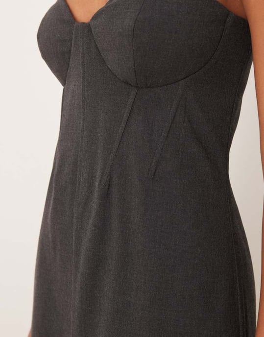ASOS DESIGN korsett detaljer bandeau midaxi klänning med framslits i kolgrå - Image 2