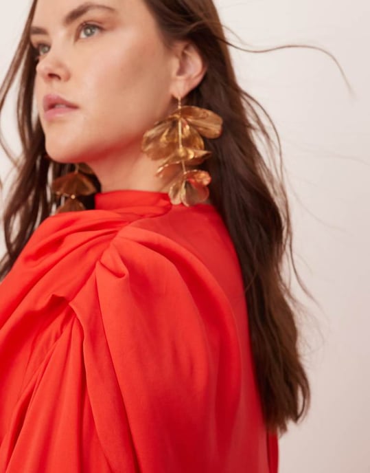 ASOS EDITION Curve satinblåsa med volangärmar i satäng midi klänning i röd - Image 2