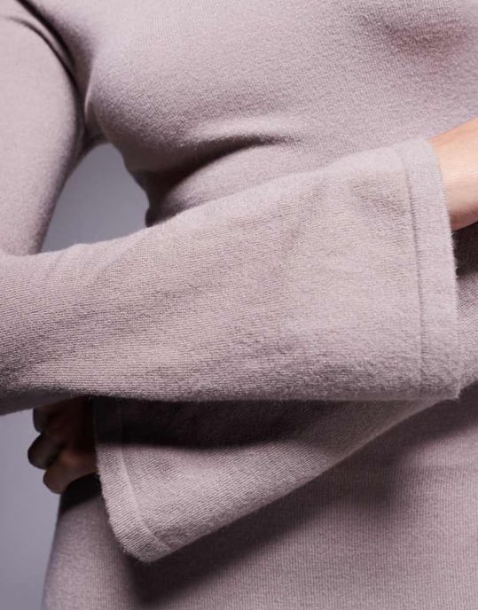 Kaiia exklusiv fint stickad bodycon maxiklänning med flare ärmar i taupe - Image 4