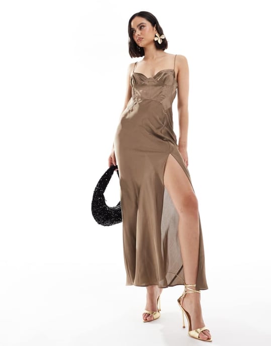 ASOS DESIGN satin korsett-detalj med veckad sned maxiklänning i mink - Image 3