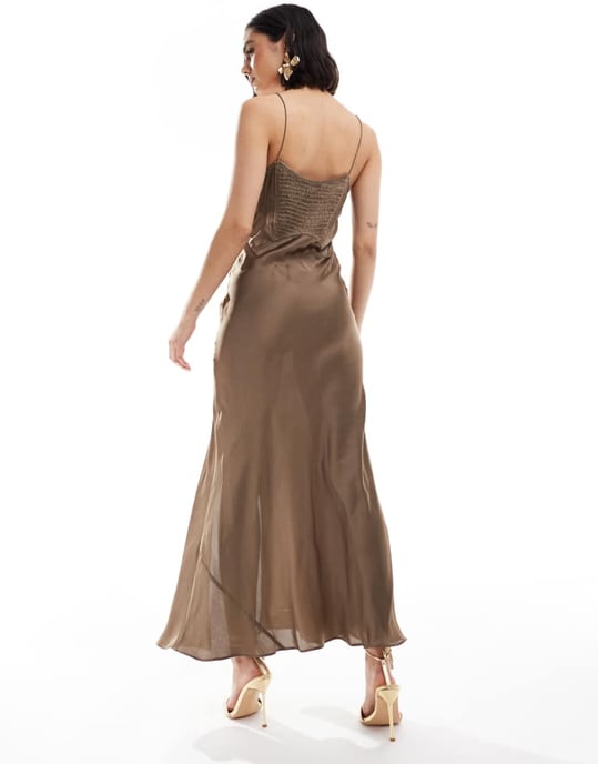 ASOS DESIGN satin korsett-detalj med veckad sned maxiklänning i mink - Image 4