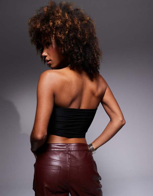 ASOS DESIGN slinky topp med urklippt guldringdetalj i svart - Image 4