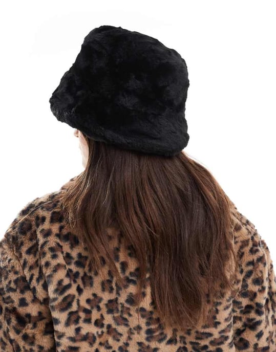 Pieces fuskpäls bucket hat i svart - Image 4