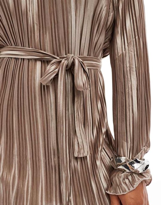 Vero Moda plisserad mini klänning med knytband i guld - Image 3