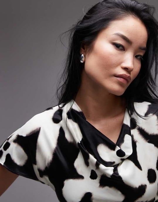 Topshop rynkad sidoklänning med växt på axlarna i monofloral - Image 3