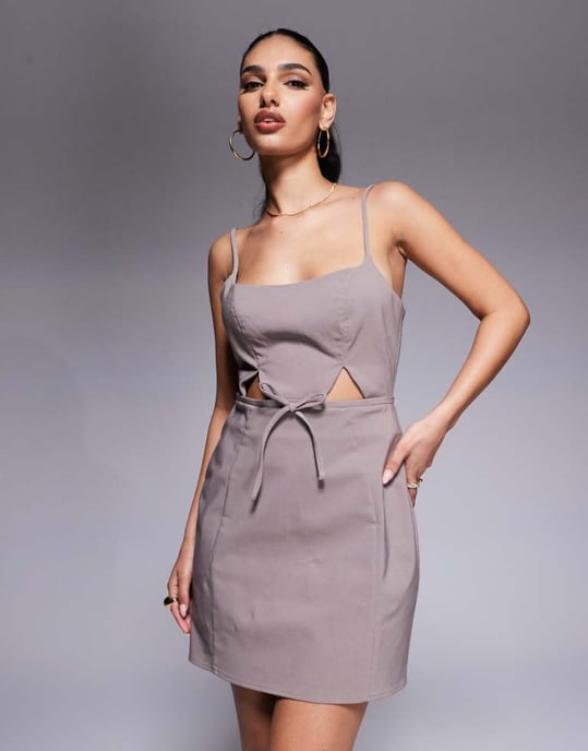 ASOS DESIGN strukturerad miniklänning med utskärning och rosett i mocha - Image 1