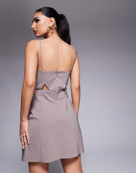 ASOS DESIGN strukturerad miniklänning med utskärning och rosett i mocha - Image 3