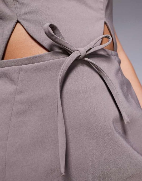 ASOS DESIGN strukturerad miniklänning med utskärning och rosett i mocha - Image 4