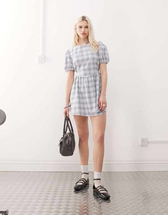 Återvunnen vintage mini smockklänning med rosett på ryggen i grå rutigt - Image 2