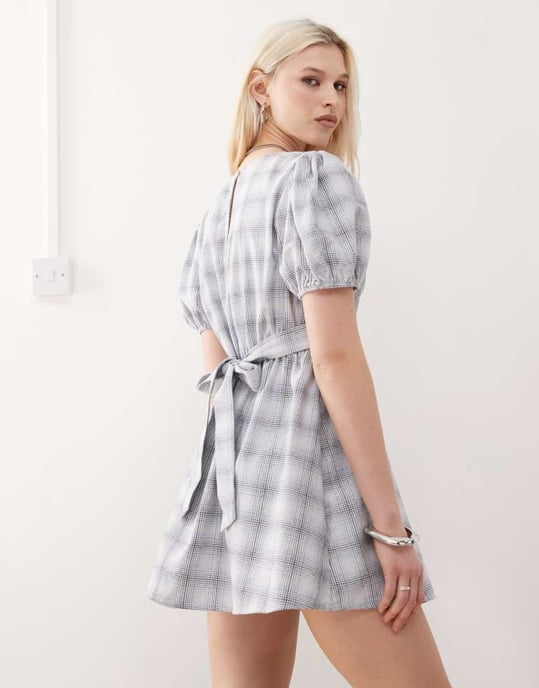 Återvunnen vintage mini smockklänning med rosett på ryggen i grå rutigt - Image 4