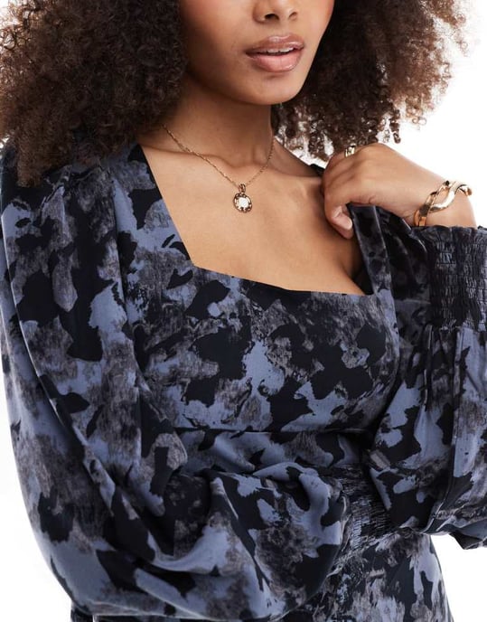 ASOS DESIGN mini klänning med fyrkantig halsringning och blusärmar i svart och blå blommönster - Image 3