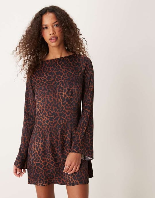 ASOS DESIGN satängängelärmmini-klänning i leopardmönster - Image 1