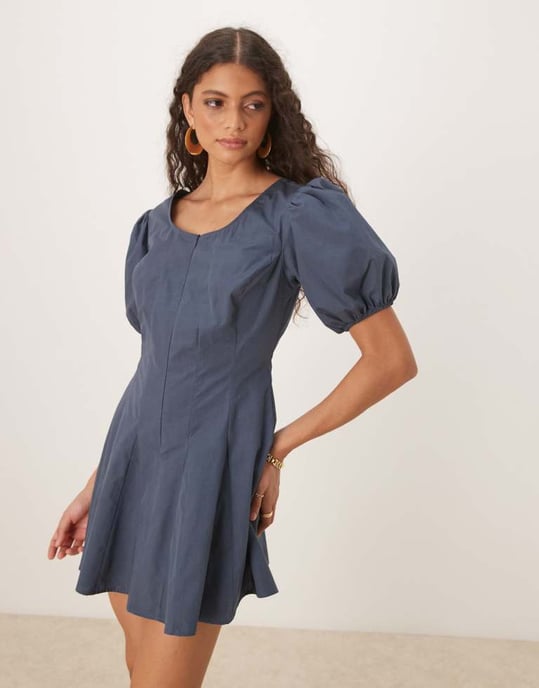 ASOS DESIGN poplin pufärmad miniklänning med godeter i kolgrått - Image 2