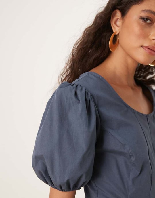 ASOS DESIGN poplin pufärmad miniklänning med godeter i kolgrått - Image 3