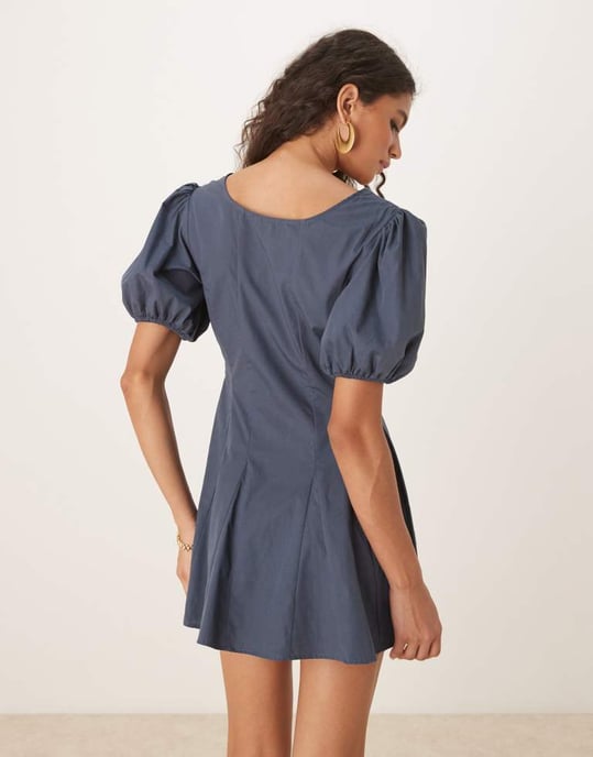 ASOS DESIGN poplin pufärmad miniklänning med godeter i kolgrått - Image 4