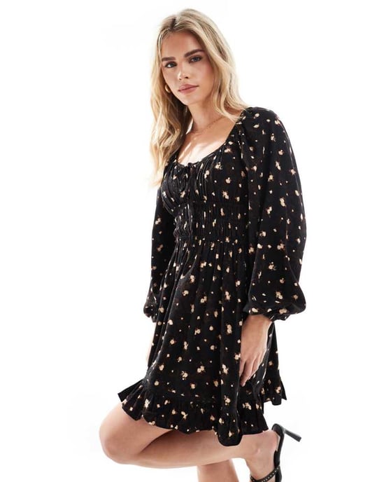 Miss Selfridge Petite klänning med shirrad midja i blommönster - Image 3