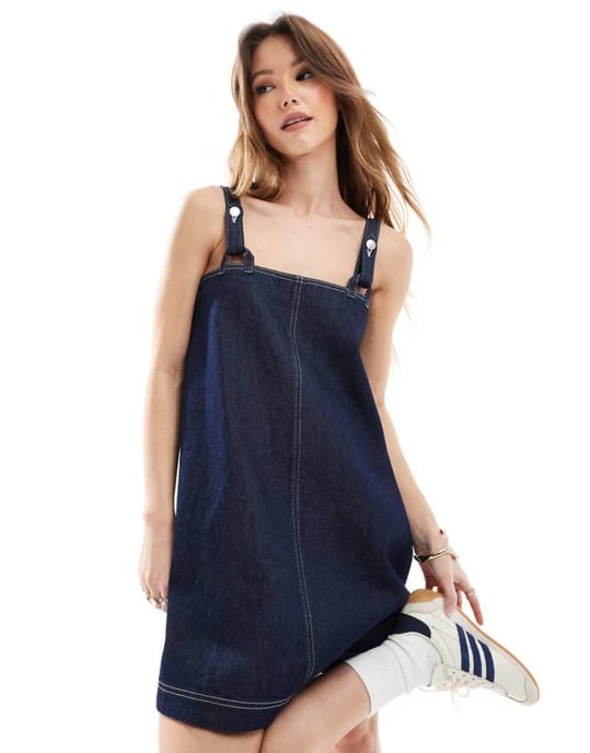 ASOS DESIGN denim mini klänning med fiskarrem - Image 1