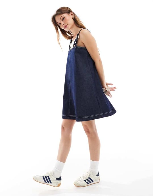 ASOS DESIGN denim mini klänning med fiskarrem - Image 2