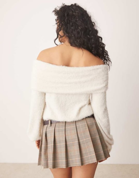 ASOS DESIGN slouchy ultra fluffy vikbar bardot-topp i elfenben - Image 4