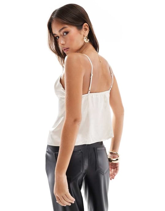 ASOS DESIGN satin cami topp med knytframsydd front i elfenben - Image 4