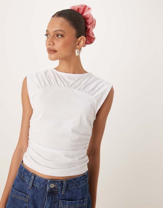 ASOS DESIGN topp med rynkad ärm i vitt - Image 1
