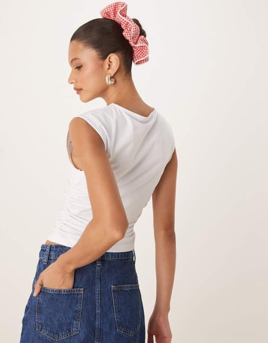 ASOS DESIGN topp med rynkad ärm i vitt - Image 2